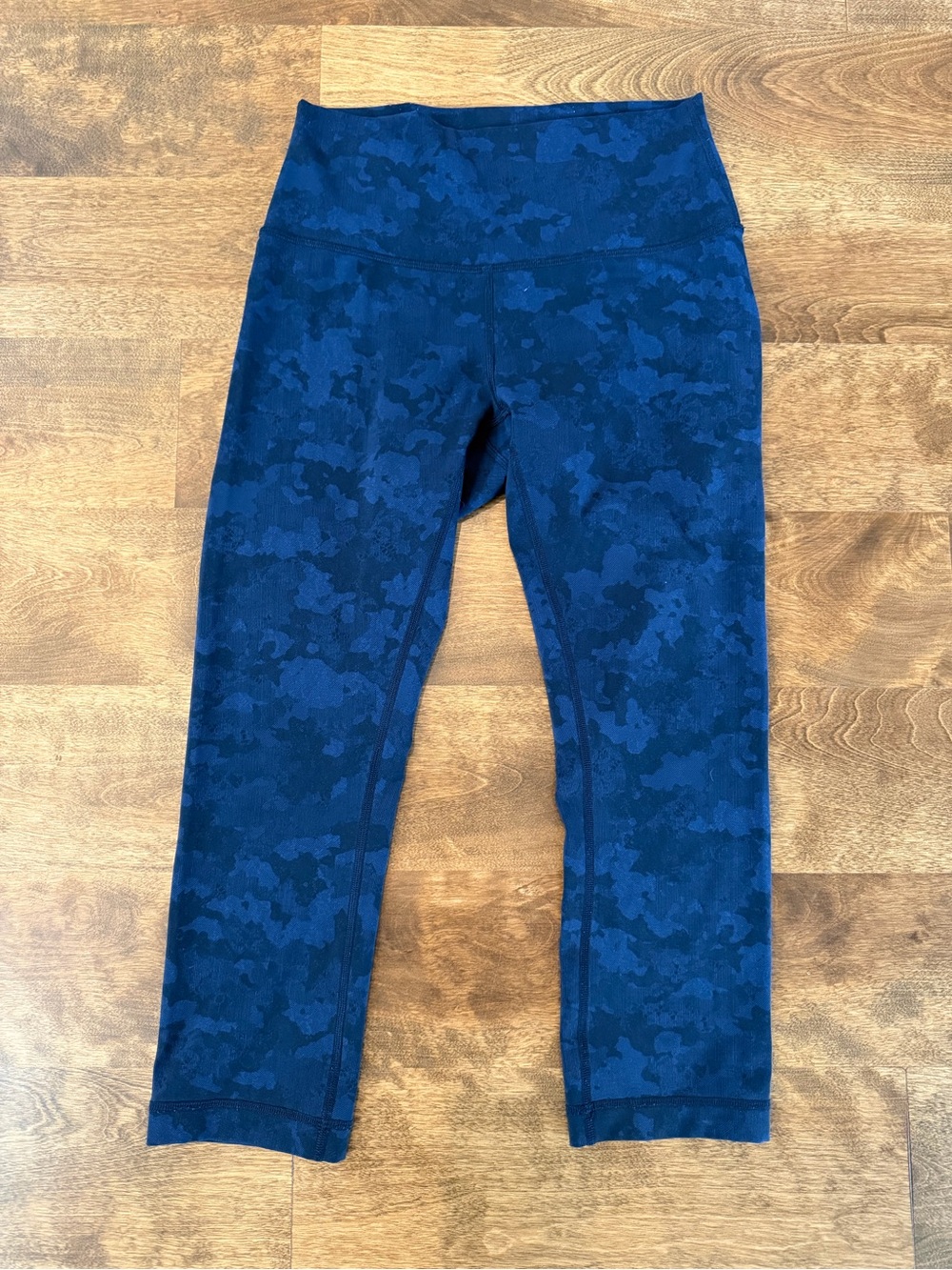 Lululemon Women’s Blue Camo Cropped Leggings 28” Total Length Size 6